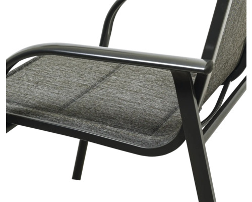 Prim-plan cu un scaun de grădină cu tapițerie textilă și cadru metalic