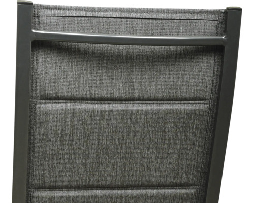 Prim-plan cu spătarul unui scaun de grădină cu tapițerie textilă și cadru metalic