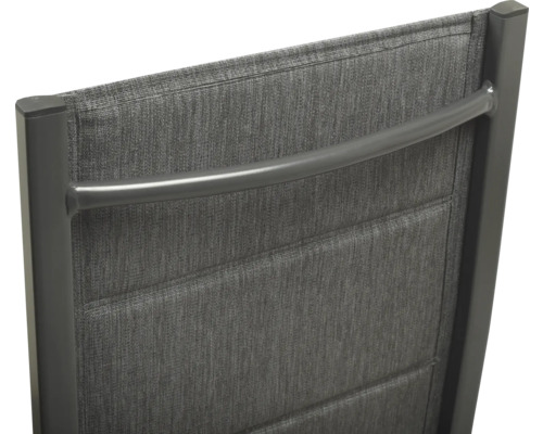 Imagine detaliată a spătarului unui scaun cu cadru metalic și tapițerie din material textil