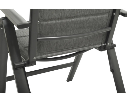 Detaliu scaun de grădină cu șezut textil și brațe