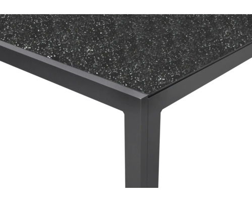 Imagine detaliată a unei mese de grădină cu blat