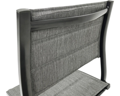 Imagine detaliată a unui scaun de grădină cu tapițerie textilă