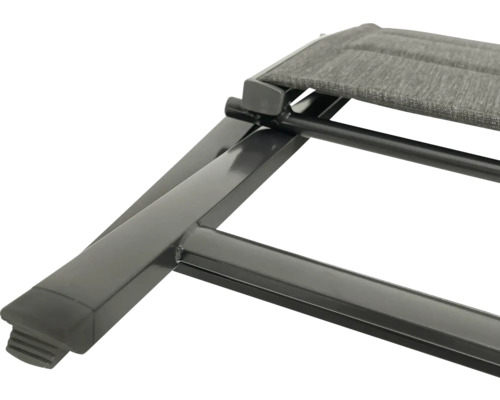 Imagine detaliată a cadrului unui șezlong de grădină metalic.