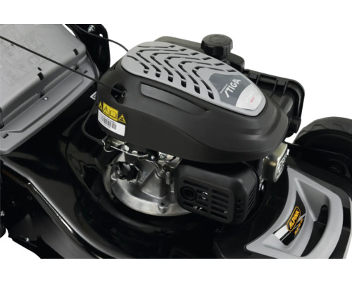 Prim-plan al motorului unei mașini de tuns iarba