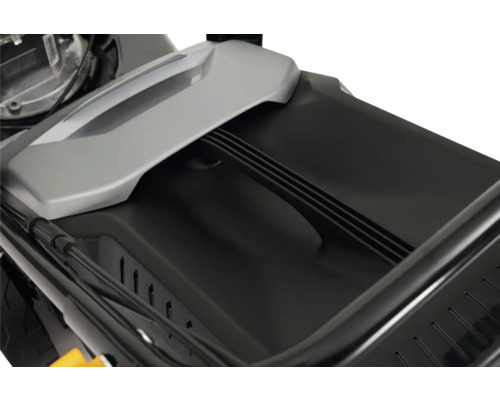 Prim-plan cu o mașină de tuns iarba cu coș colector de iarbă