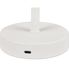 Prim-plan cu baza albă a unei lămpi cu port USB