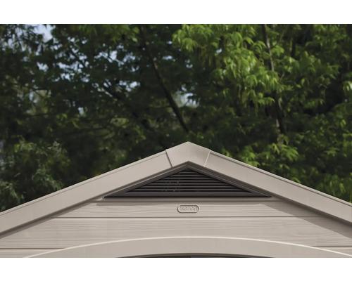 Prim-plan cu frontonul acoperișului unei căsuțe de grădină cu grilaj de ventilație