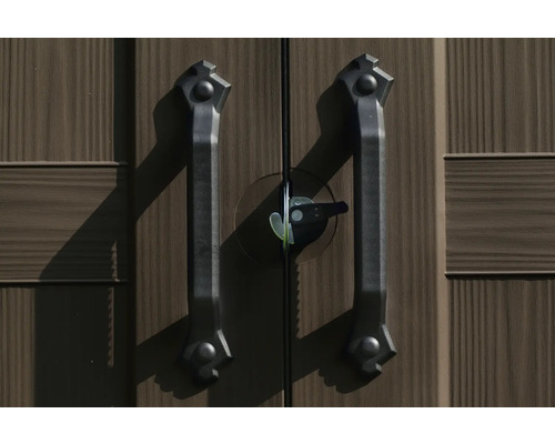 Prim-plan cu mânere metalice pentru uși de grădină