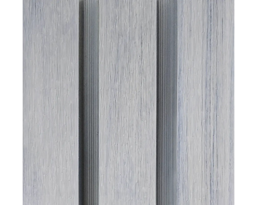 Prim-plan cu o placare a fațadei cu șipcă și uluc