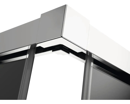 Vizualizare detaliată a unei cabine de duș cu sticlă și cadru metalic