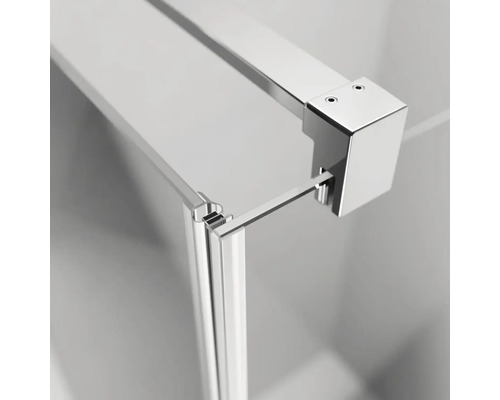 Prim-plan al unei cabine de duș cu profile metalice și elemente de sticlă.