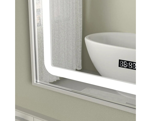 Scenă de baie cu oglindă iluminată și ceas digital.