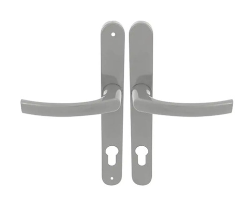 Două mânere de ușă gri cu plăcuță lungă pentru uși interioare