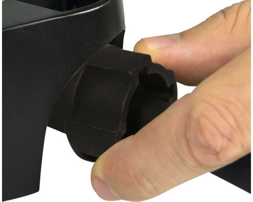 Prim-plan cu o persoană care rotește un buton de fixare negru