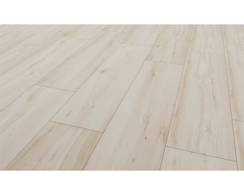 Prim-plan cu o podea laminată cu aspect de lemn