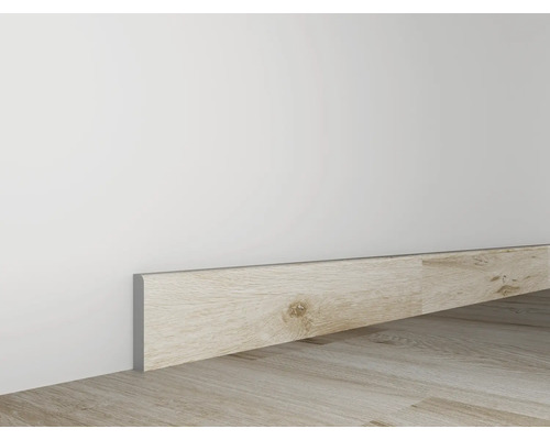 Plintă din lemn între perete și podea din lemn