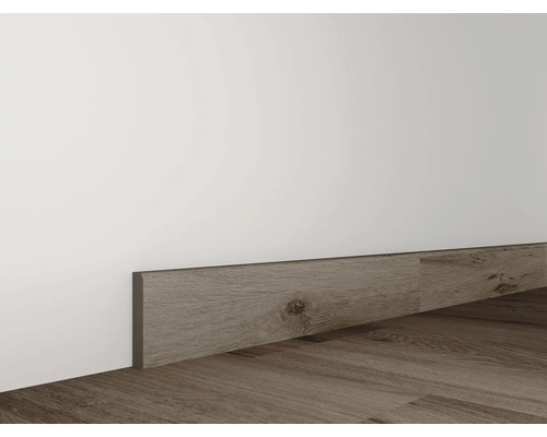 Plintă din lemn pe un perete