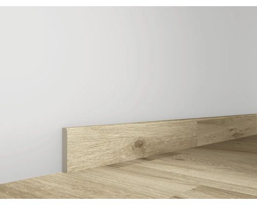 Plintă din lemn pe un perete