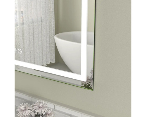 Oglindă iluminată în baie cu cadă