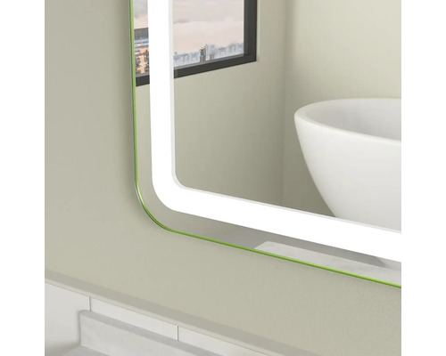 Prim-plan al unei oglinzi cu iluminare în baie