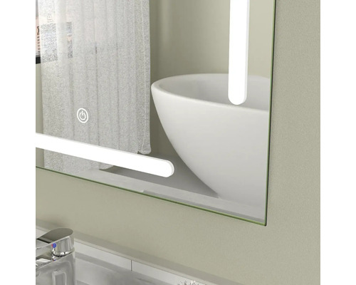 Prim-plan cu o oglindă cu iluminare în baie.