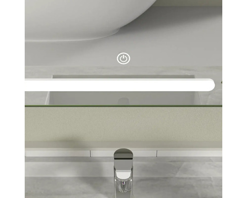 Imagine detaliată a unei chiuvete cu oglindă, iluminare și robinet