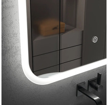 Dulap cu oglindă iluminată cu robinet în baie