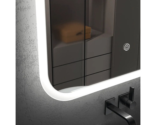 Dulap cu oglindă iluminată cu robinet în baie