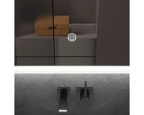 Baie cu dulap cu oglindă, chiuvetă și baterii