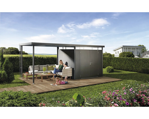 Scenă cu căsuță de grădină, terasă și zonă de relaxare în grădină