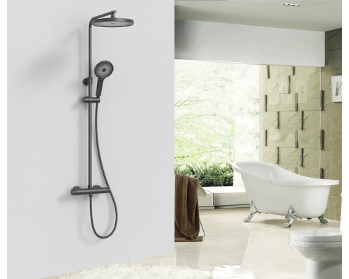 Coloană de duș cu duș fix și duș de mână într-un ambient de baie cu cadă și toaletă