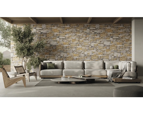 Living cu canapea de colț, măsuțe de cafea și perete de piatră