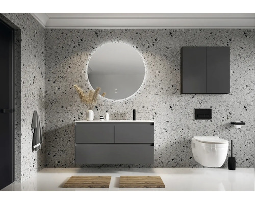 Baie modernă cu dulap inferior pentru lavoar, oglindă cu iluminare și WC suspendat.