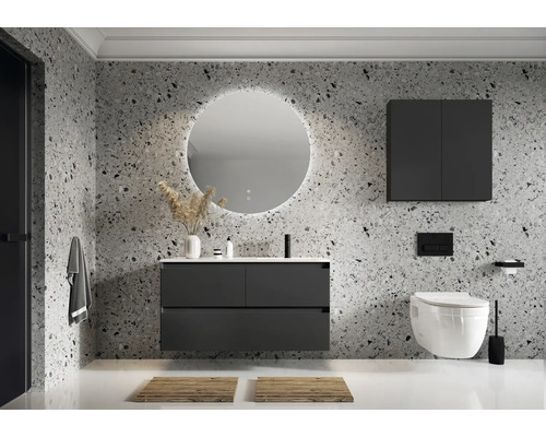 Baie modernă cu lavoar, oglindă, dulap suspendat și toaletă în fața unui perete cu model