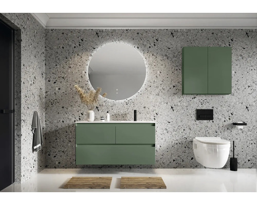 Baie modernă cu lavoar, oglindă, dulap suspendat și toaletă pe un perete texturat