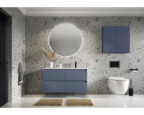 Baie modernă cu lavoar albastru, dulap cu oglindă și oglindă rotundă cu iluminare