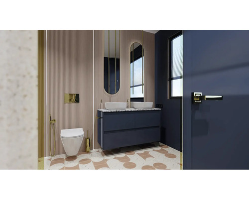 Baie luminoasă cu dulap de lavoar, oglinzi, toaletă și armături moderne.