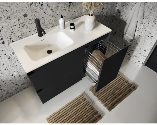 Baie modernă cu dulap sub lavoar, lavoar, robinet și coș de rufe.