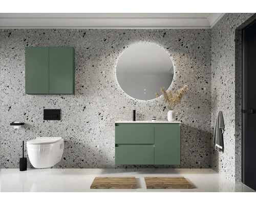 Baie modernă cu lavoar, dulap cu oglindă, toaletă și oglindă rotundă cu iluminare