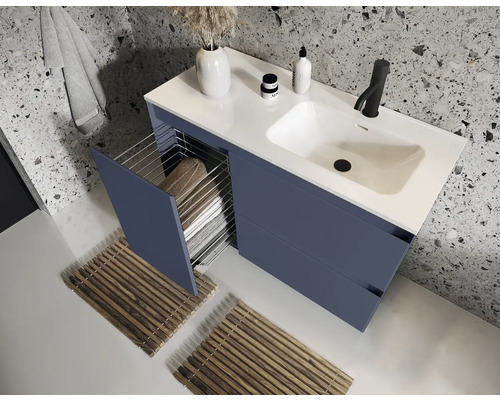 Baie modernă cu dulap de lavoar, suport pentru prosoape și spațiu de depozitare