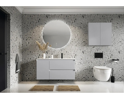 Baie modernă cu lavoar, oglindă cu iluminare, dulap suspendat și toaletă