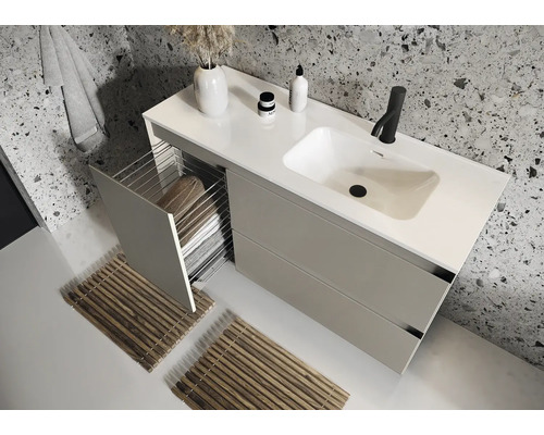 Baie modernă cu lavoar, prosoape și covorașe de baie