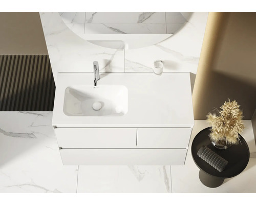 Baie cu dulap de bază pentru lavoar, robinet și oglindă