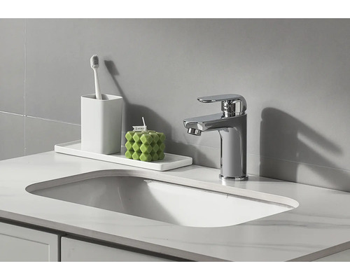 Chiuvetă de baie cu baterie, suport pentru periuțe de dinți și lumânare decorativă.