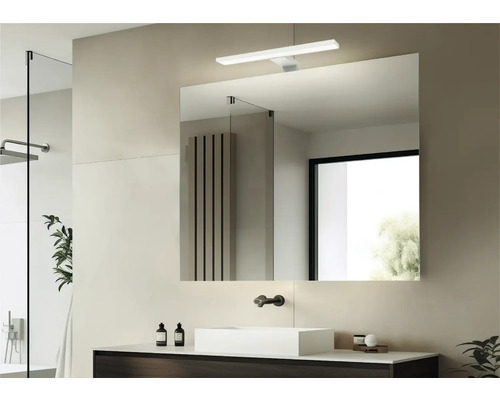 Baie modernă cu oglindă, chiuvetă și iluminare