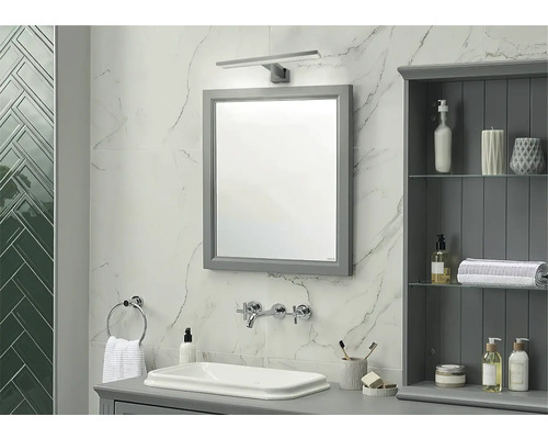 Baie cu oglindă, chiuvetă, baterie și dulap de baie