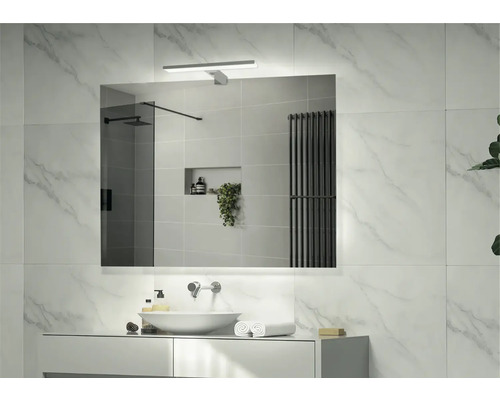 Scenă de baie cu lavoar, oglindă și iluminare