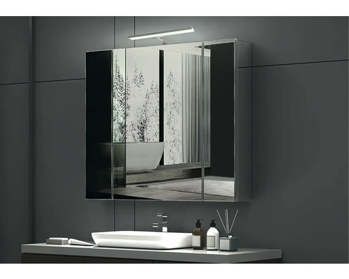 Baie modernă cu dulap cu oglindă, lavoar și robinet