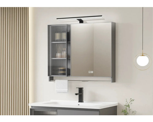 Scenă de baie cu dulap cu oglindă, lavoar, robinet și iluminat