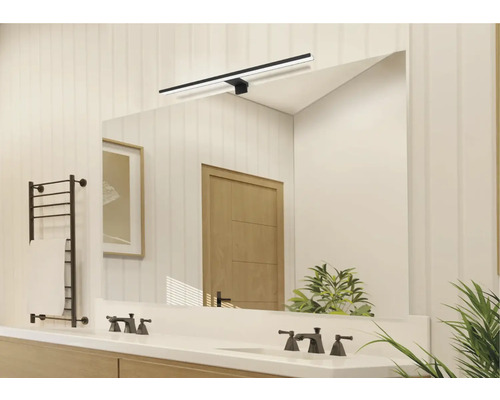 Baie luminoasă cu oglindă, chiuvetă, robinete, uscător de prosoape și iluminat